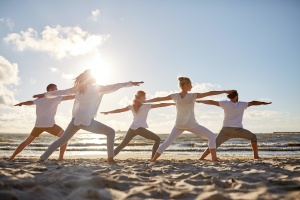 group doin yoga on beach knowing the benefits of yin yoga