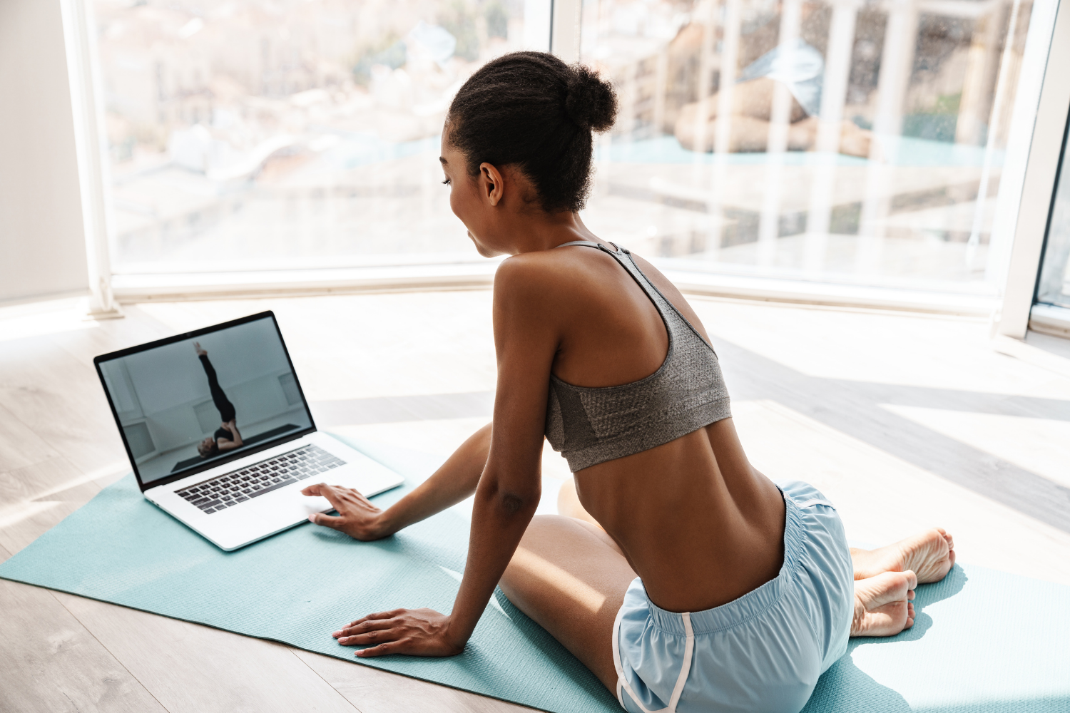 Online yoga teacher training student