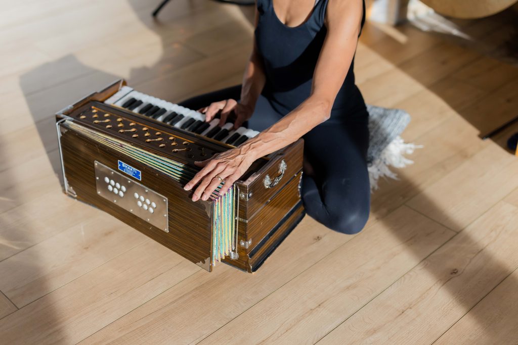 Julie Pasqual's hand playing a harmonium